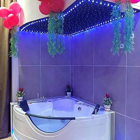לינה וארוחת בוקר Red House 4*
